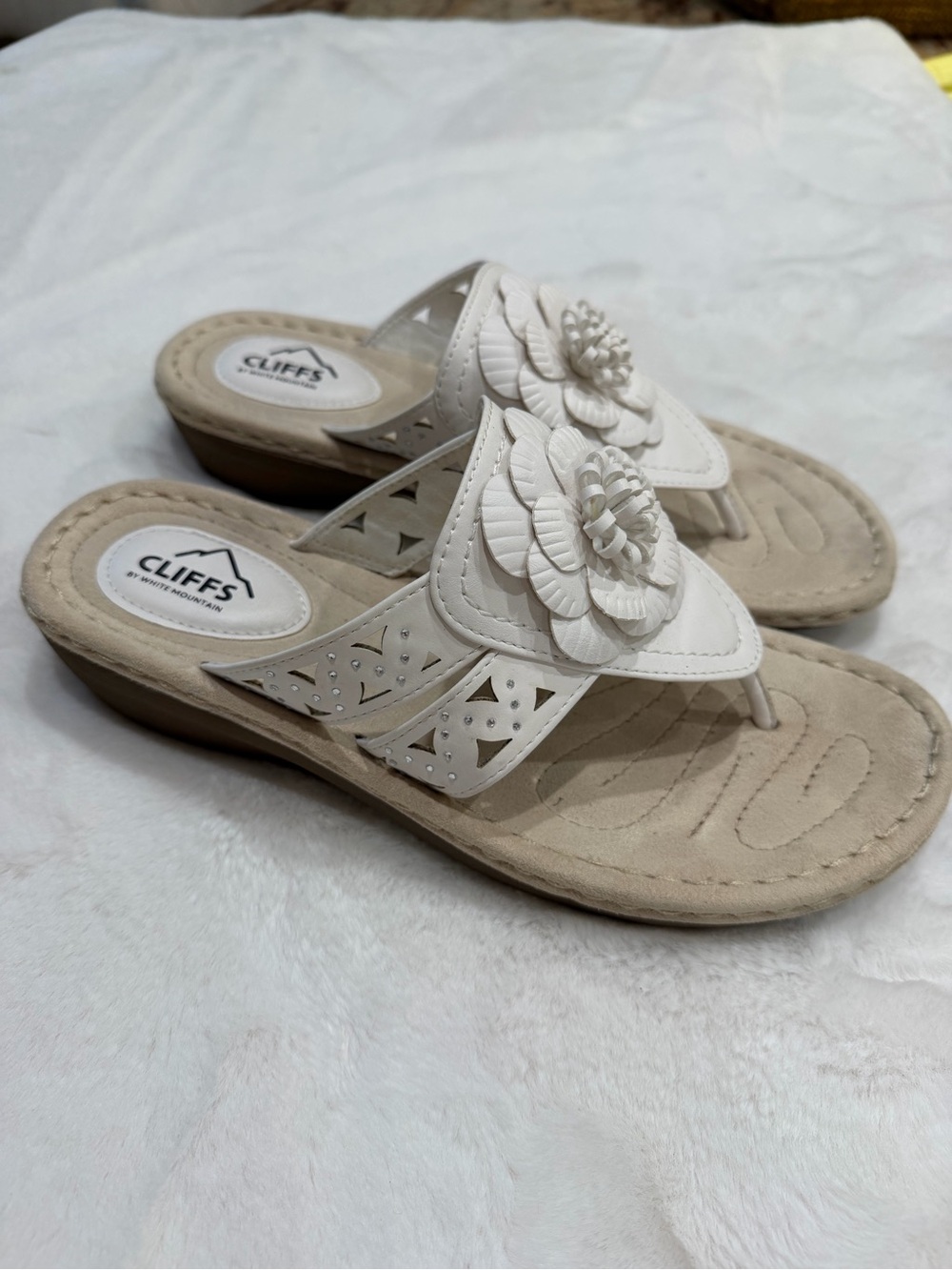 Cliffs White Mountain Women's White Floral Thong Sandals Size 10